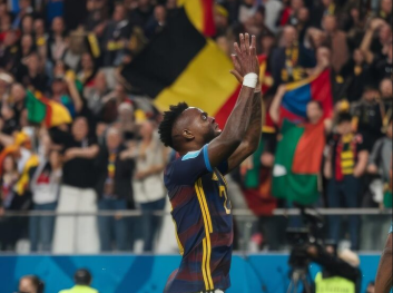 soccer-player-praying